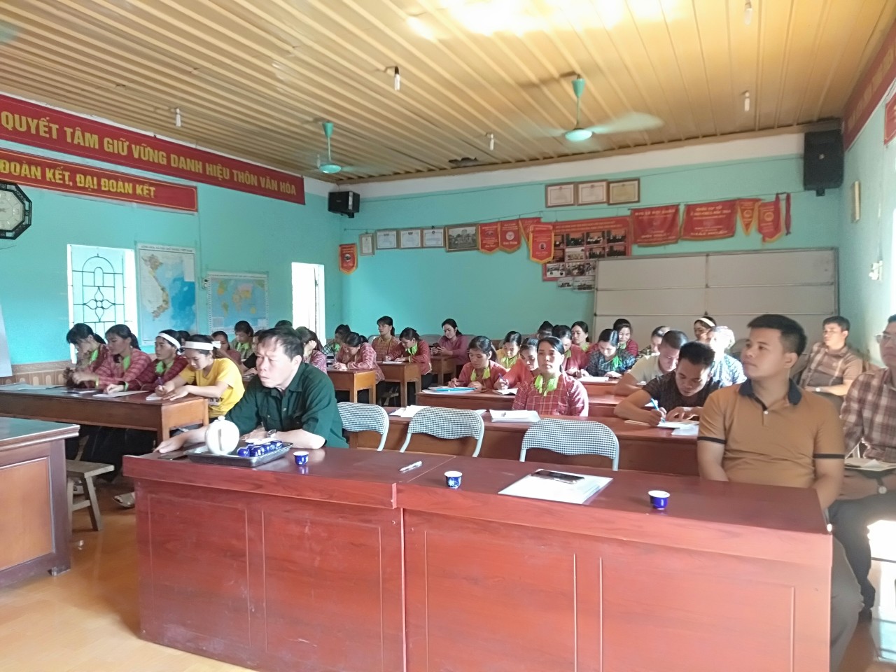 Hội viên phụ nữ, nông dân thôn Tồng Riền, xã Hải Yến tham dự lễ Khai giảng lớp học nghề