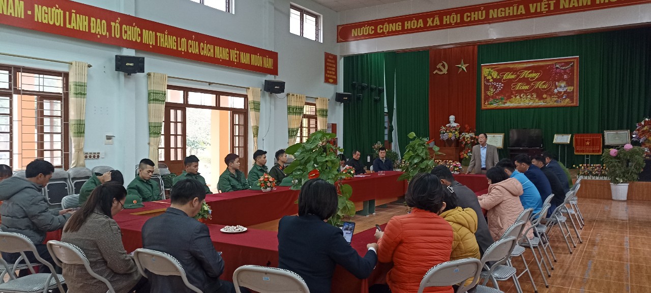 Đồng chí Hứa Xuân Dương, Bí Đảng ủy, Chủ tịch UBND xã Hải Yến phát biểu và động viên thanh niên trúng tuyên NVQS năm 2023