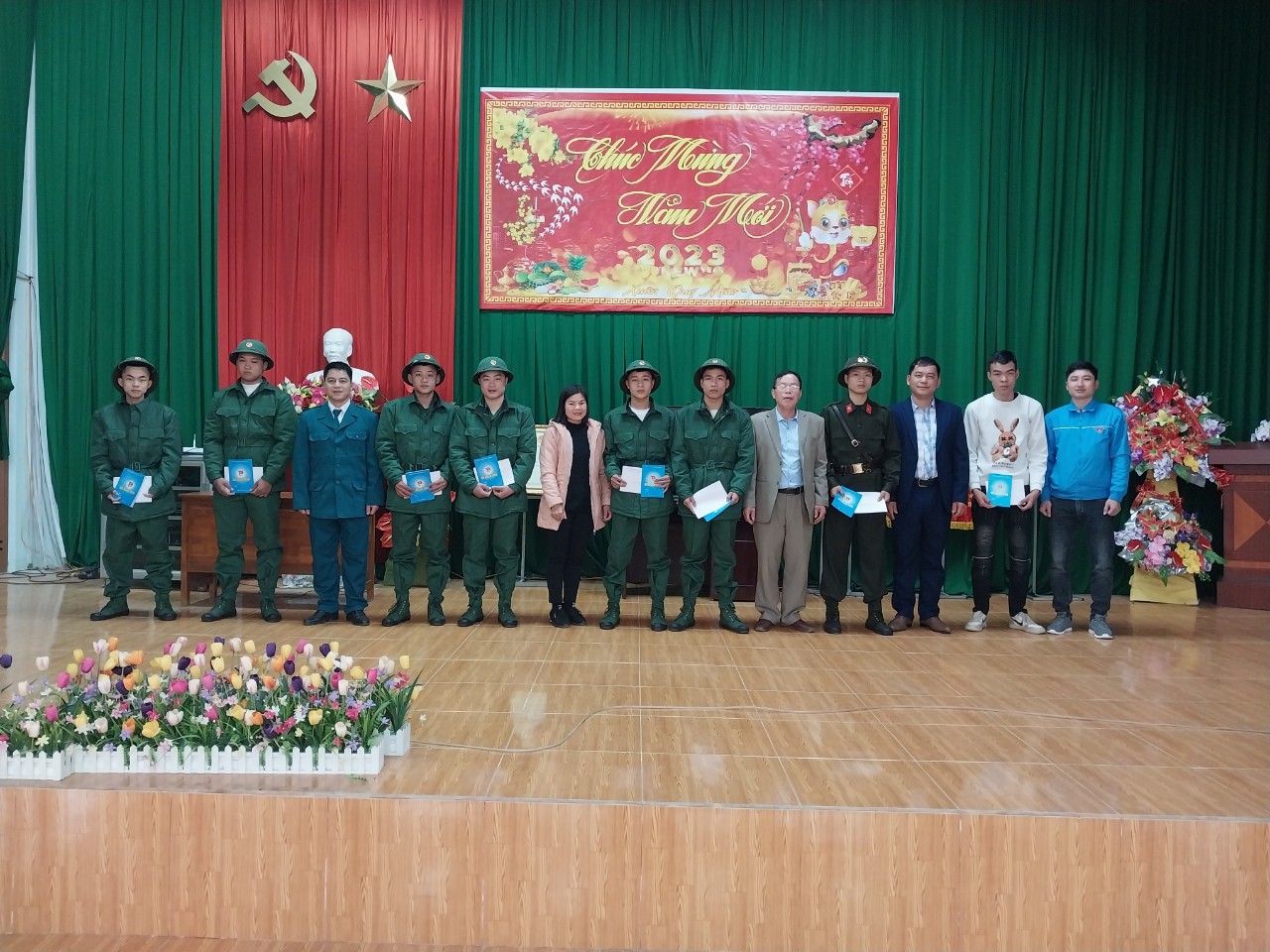 Đồng chí Chu Thị Hiến- Phó bí thư Đảng ủy- Chủ tịch UBMTTQ xã và đồng chí trưởng đoàn thể tặng quà và động viên.