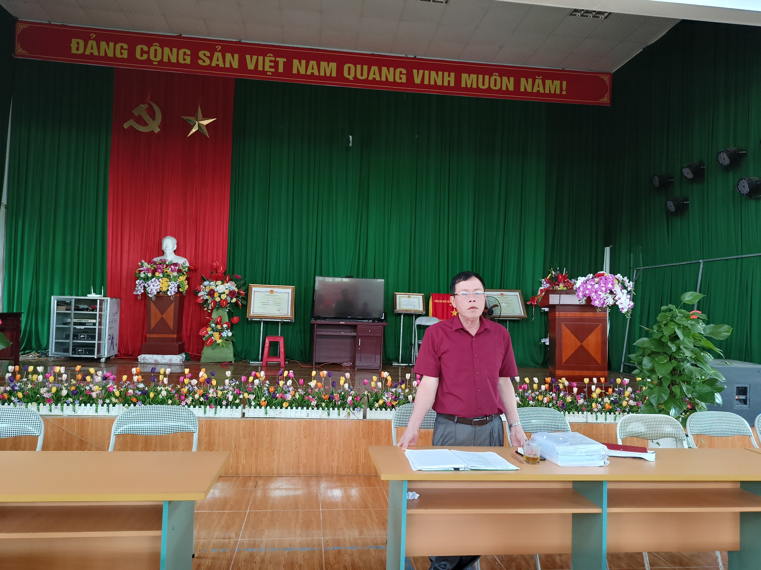 Đồng chí Hứa Xuân Dương – Bí thư Đảng ủy, Chủ tịch UBND xã  phát biểu chỉ đạo đôn đốc những nhiệm vụ chưa giải quyết được trong Phiên họp tháng 5 năm 2023. 