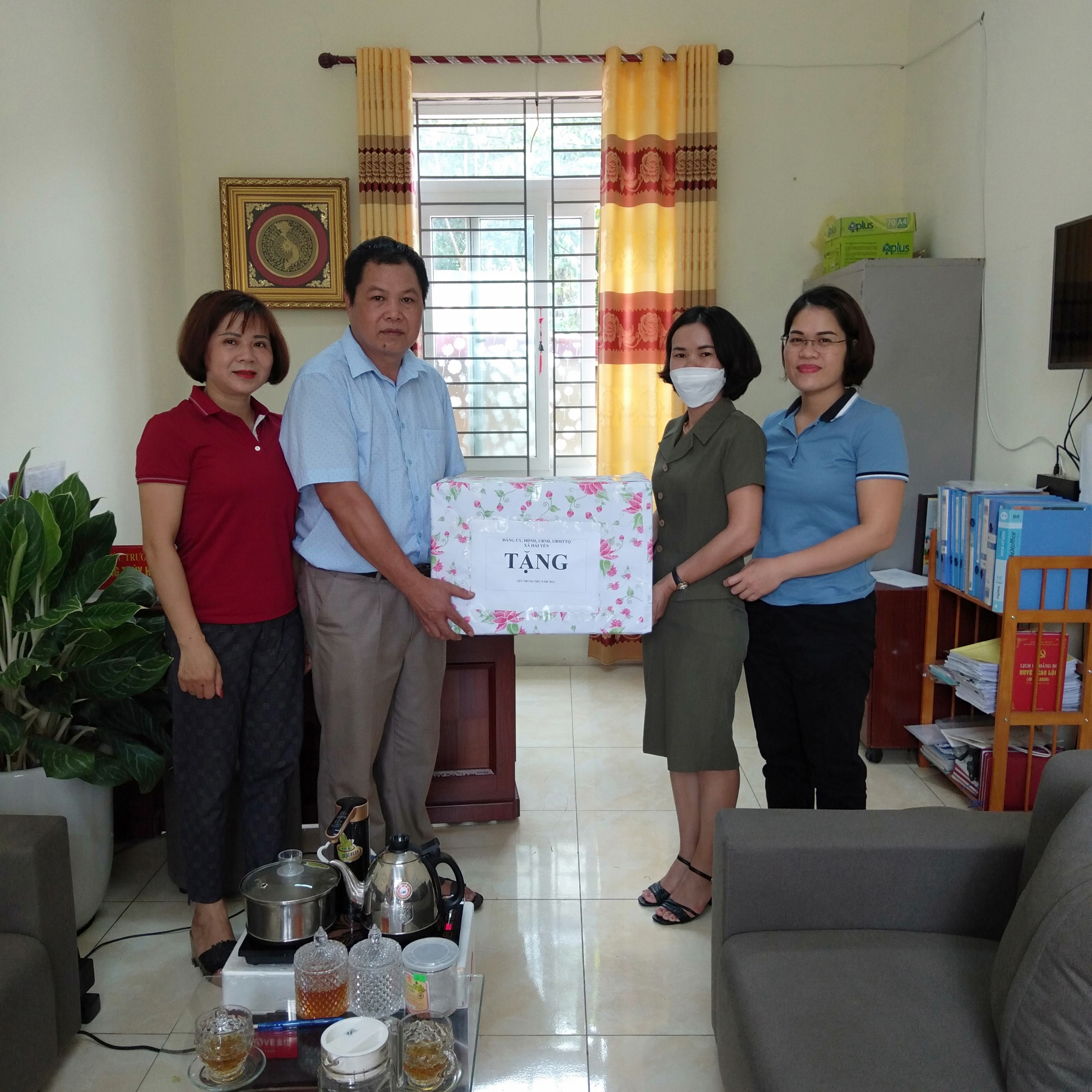 Đồng chí Lý Mạnh Hưng –Phó Chủ tịch UBND xã tặng quà tại tết trung thu tại Trường Mầm Non xã Hải Yến.