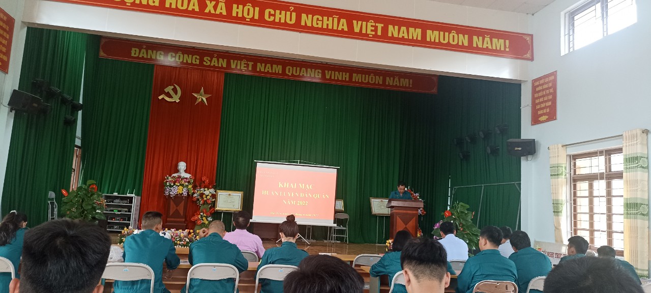 Đ/c Lý Mạnh Hưng – Phó chủ tịch UBND kiêm chỉ huy trưởng Ban CHQS xã công bố các quyết định