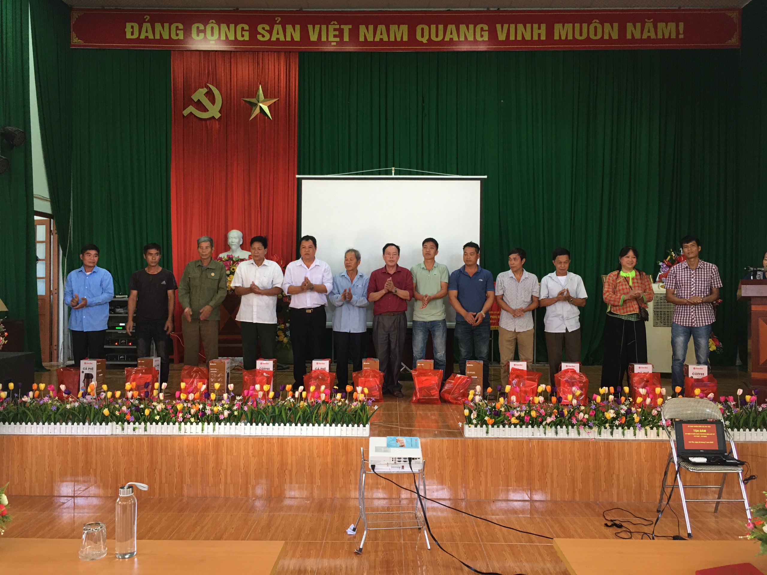 Đồng chí Hứa Xuân Dương - Bí thư Đảng ủy, Chủ tịch UBND xã tặng quà các hộ gia đình chính sách