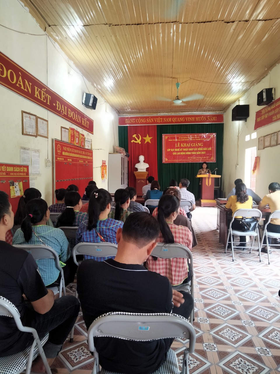 Đồng chí Nguyễn Thị Hương- Phó Giám đốc Trung tâm giáo dục nghề nghiệp - Giáo dục thường xuyên huyện Cao lộc phát biểu tại buổi khai giảng