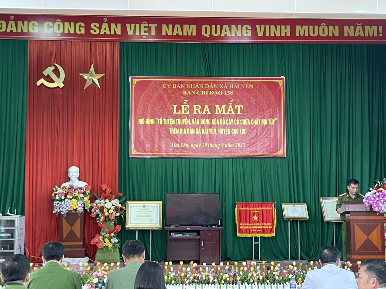Đ/C Trung tá Hoàng Văn Bình, Trưởng Công an xã công bố Quyết định thành lập Tổ tuyên truyền