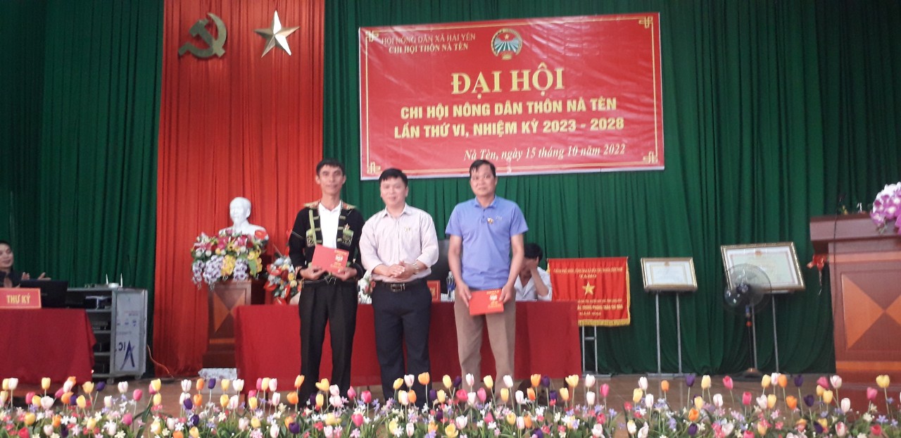 Trao kỷ niệm chương vi giai câp nông dân Việt Nam