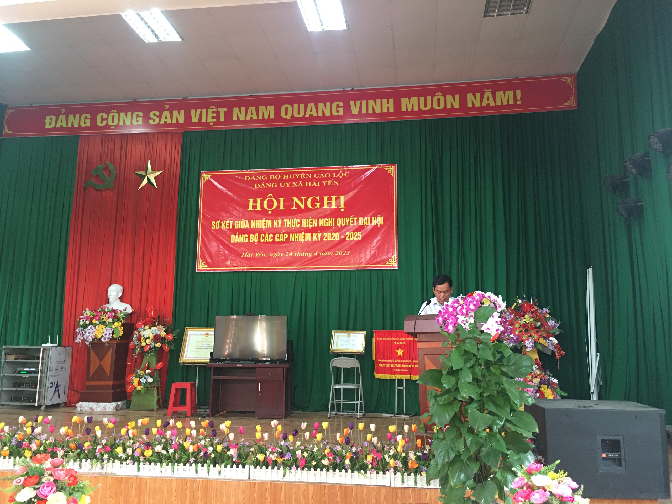 Đ/c Hoàng Văn Chiều - Phó Bí thư Đảng ủy, Chủ tịch HĐND xã trình bày báo cáo tại Hội nghị