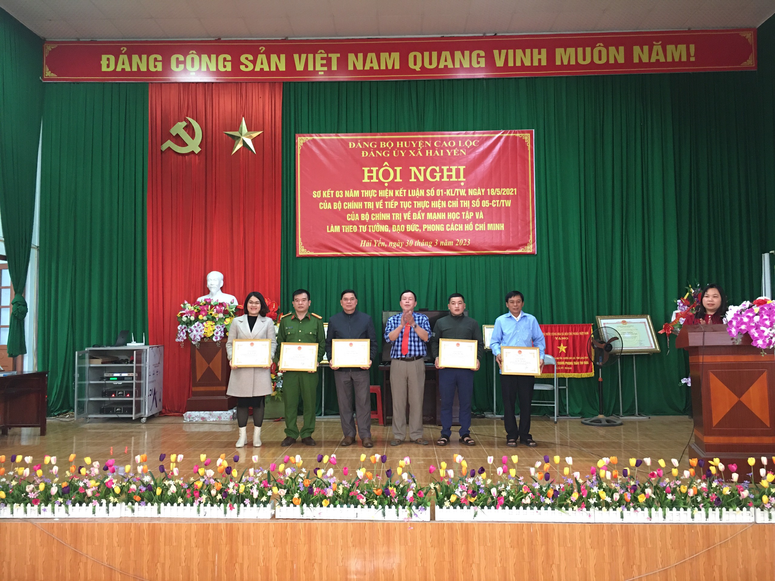 Đ/c Hứa Xuân Dương - Bí thư Đảng ủy, Chủ tịch UBND xã tặng giấy khen cho các tập thể và cá nhân