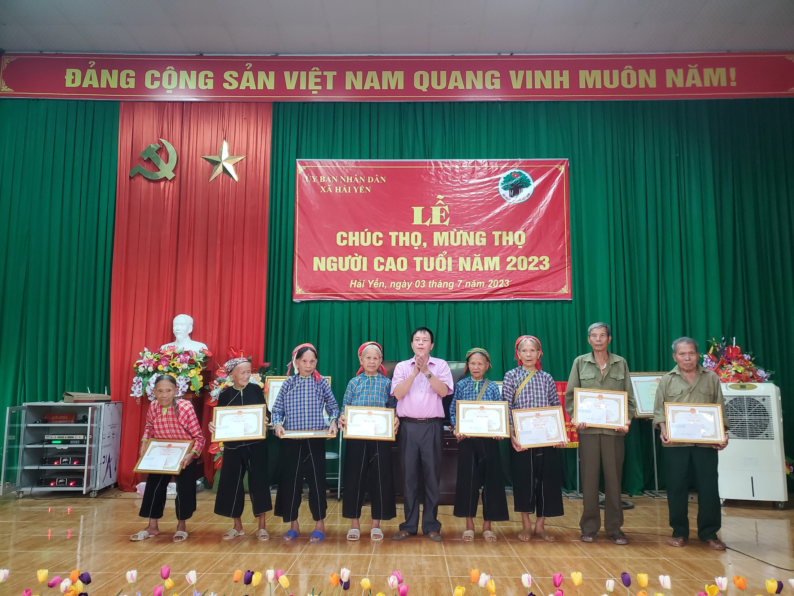 Đ/c Hứa Xuân Dương - Bí thư Đảng ủy, Chủ tịch UBND xã Hải Yến trao giấy mừng thọ cho các cụ 80, 85 tuổi